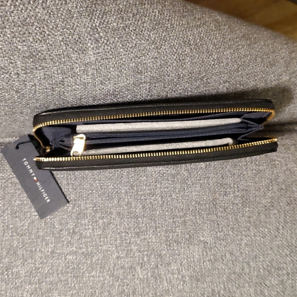 Tommy Hilfiger Black Wallet - Picture 6 of 9